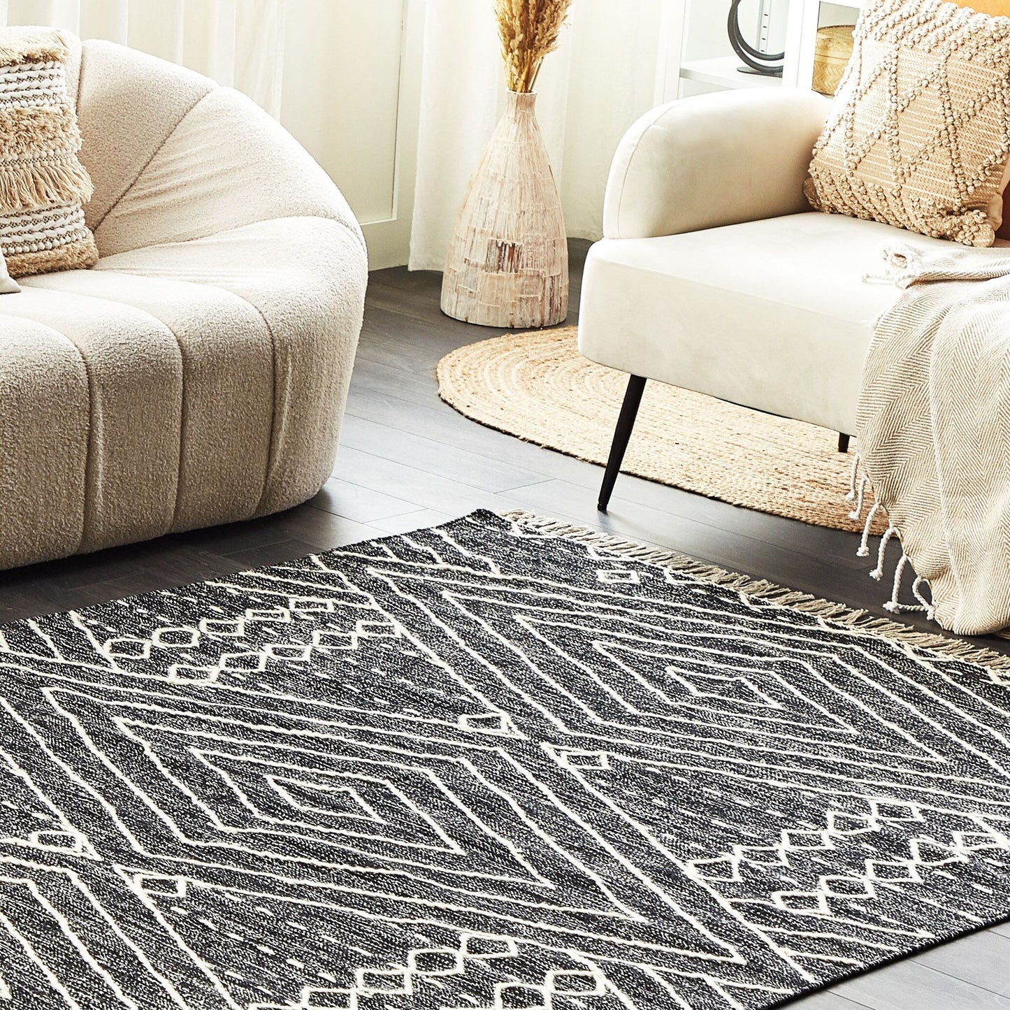 Oriental Geometric Rug 140 x 200 Off White Black Tassels