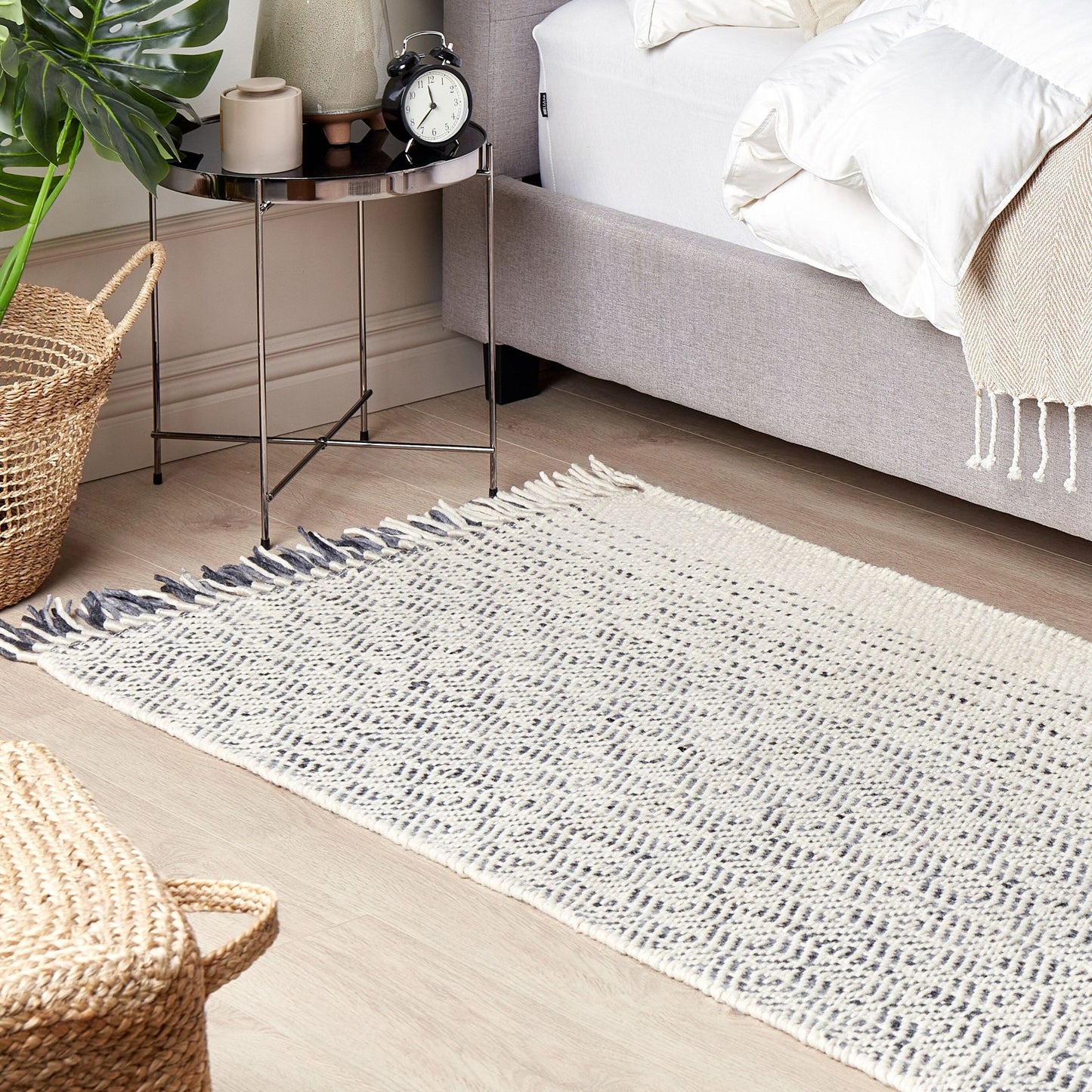 White and Grey Wool Cotton Rug 80 x 150cm Hand Woven Flat Weave Tassels