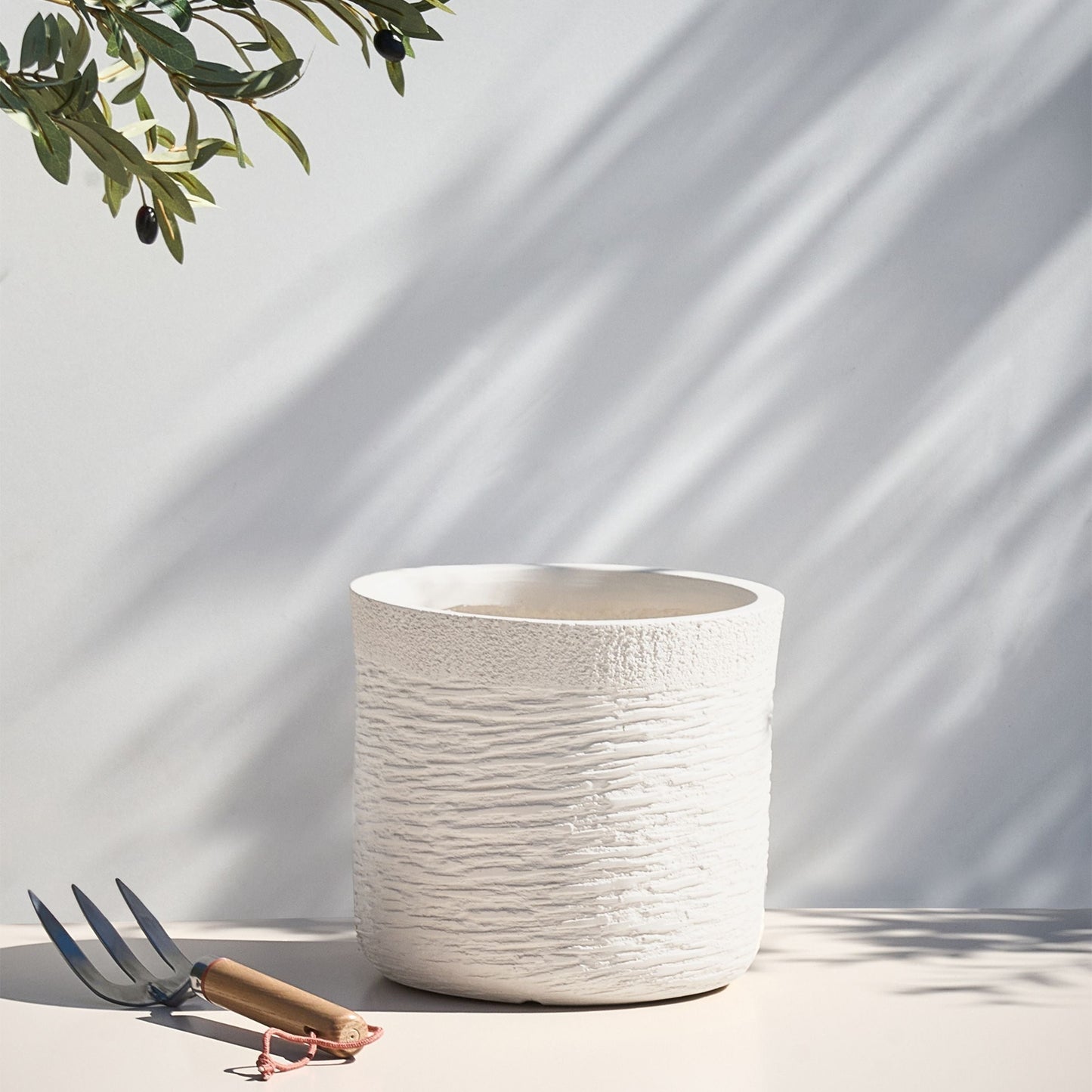 Beige Fibre Clay Round Weather Resistant Plant Pot For Garden And Home Decor