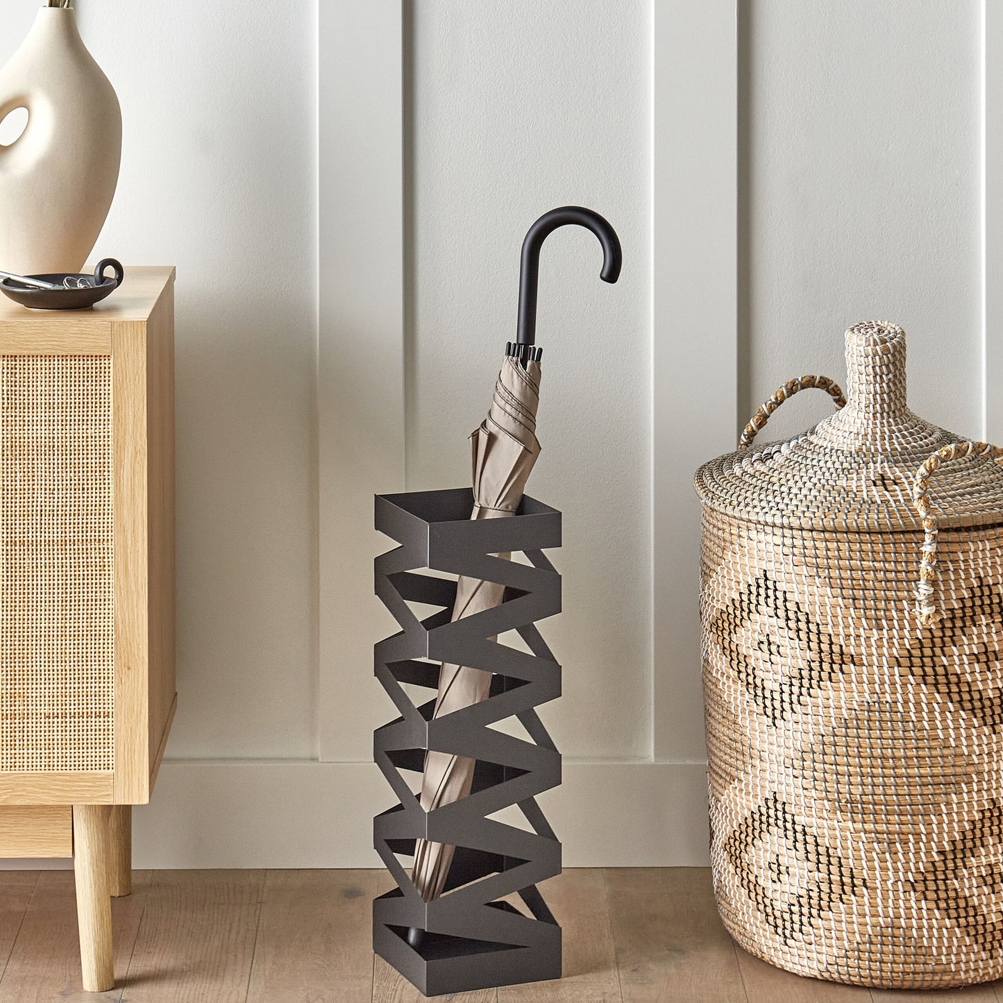 Black Zigzag Metal Umbrella Stand